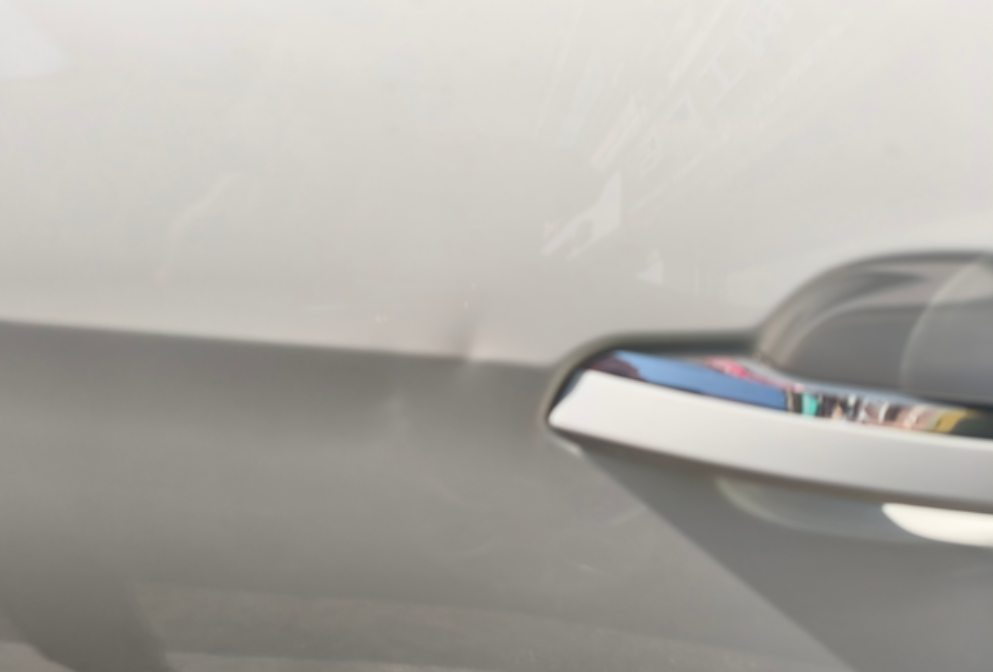 奥迪A4无缘无故有几个凹陷，一般是什么发生的，我都从来没有挂碰过？