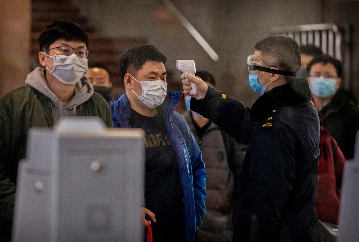 2020年1月，北京火车站检测乘客体温。