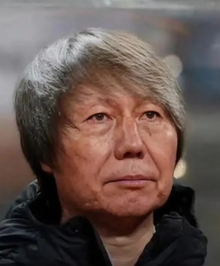 想象一下李铁的老年生活一定非常凄凉。

首先，李铁老婆龙菲与李铁离婚无可厚非，毕