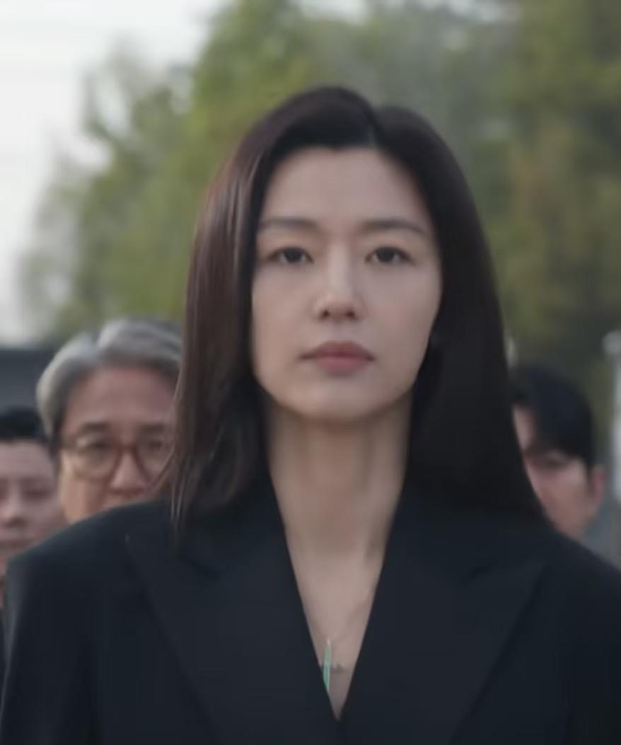 终于搞明白了
全智贤暴风圈方仍未发文道歉
为何看起来有些怪怪的
并非是她不知情装