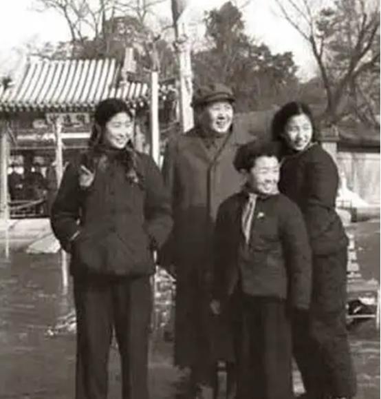 [微风]毛泽东逝世后，每逢毛泽东的生日，一个穿着破烂的妇人都会排队进入毛泽东纪念
