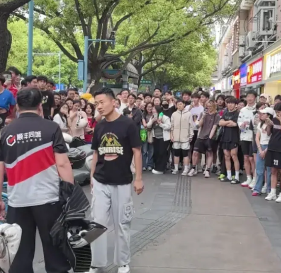 女子出轨，被男友逮个正着，这事就发生在湖南长沙。外卖小哥与黑衣男子对峙中，被众人
