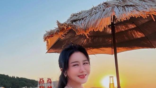 港星张暖雅二婚：从夜蒲女郎到乡村媳妇，她的人生逆转！