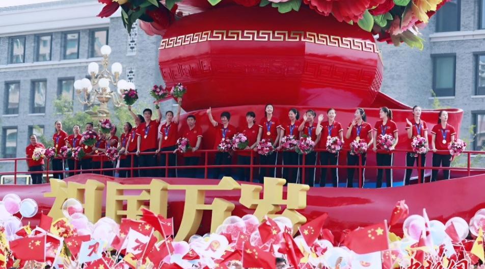 那一年的中国女排在建国70周年的国庆节登上了花车，是何等的荣耀！
那一年的中国女