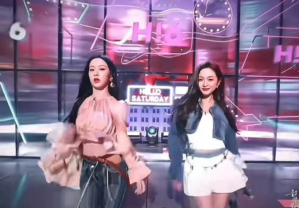 双A气场炸裂！吴宣仪与包上恩共跳《Like》，复刻Jennie名场面。舞台上，两