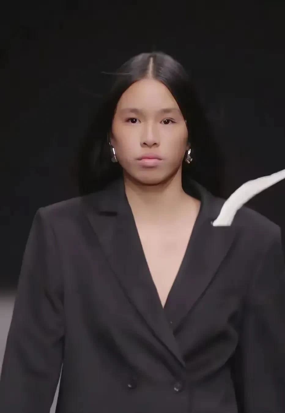 张庭女儿 15 岁 T 台出道，血型故事与外貌争议下的成长