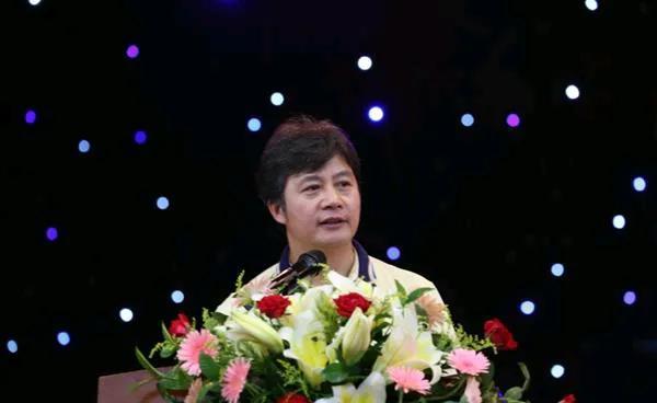 一个远在美国的儿子，对着父亲葬礼的镜头，磕了三个头，然后长跪不起。  这无声的叩