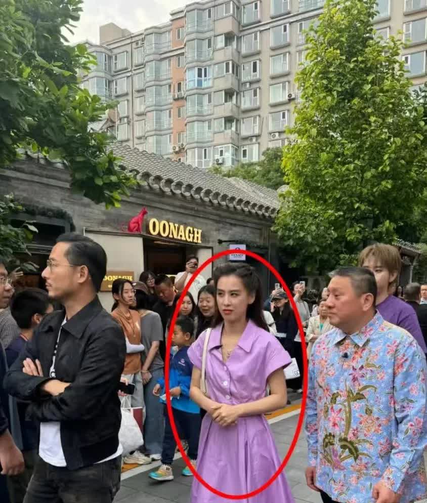 看到黄圣依的零花钱两个亿我忍了
看到黄圣依的体重只有九十斤我也忍了
看到黄圣