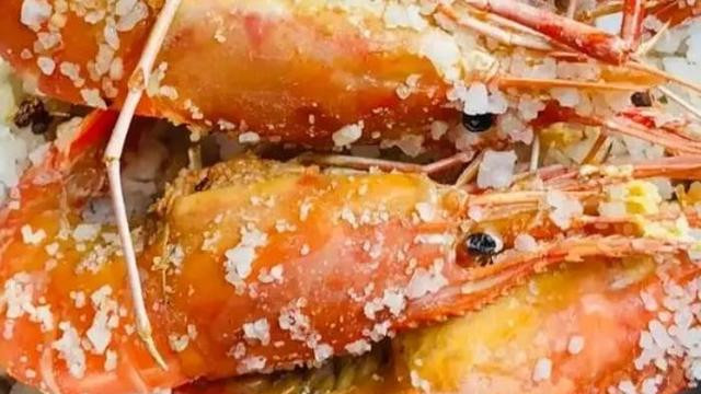 海盐焗罗氏虾：海洋鲜美的经典之作