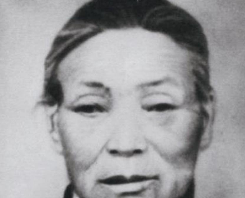 1938年，日军包围大常村，情急之下，常大娘把肖华司令员藏在枣堆里，谁知日军尝了