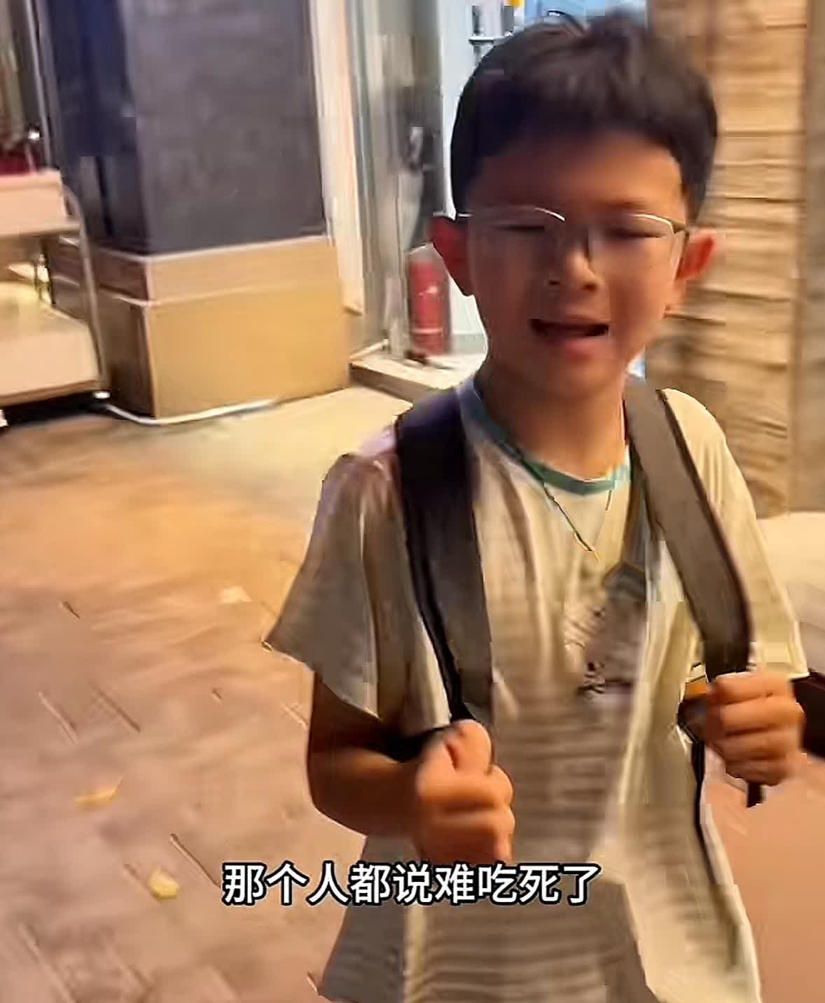 金哥这个大男子主义又一次坑了一大家子人，金哥非要吃藏书羊肉，带着外公和孩子们，跟