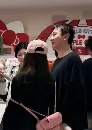 万达危机重重，并不影响王思聪和他的女朋友在韩国购物秀恩爱。
也许在王的心目中，泡
