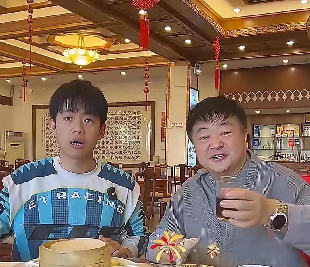 洪剑涛和洪洋，这父子两太像了，都是低调的演员，洪剑涛曾经的《炊事班的故事》真是好