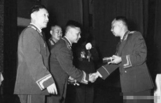 1955年9月，海南军区副司令马白山进京，被授予了开国少将军衔。授衔后，他见到1