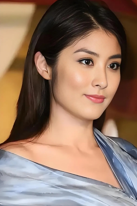 原来陈慧琳真正的身份不是歌手
也不是演员
而是香港著名的珠宝商陈崇伟的千金小姐