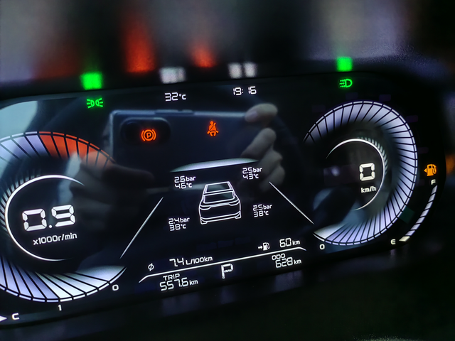 最新油耗上架
第一箱油，正常上下班全程无高速，不吹不黑，直接上图不过音响确实—嗯