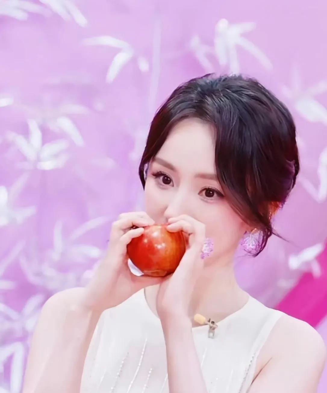 #杨幂 苹果掰开# 杨幂手掰苹果这段又会成为网络争相效仿的段子，姐姐真的太会了！