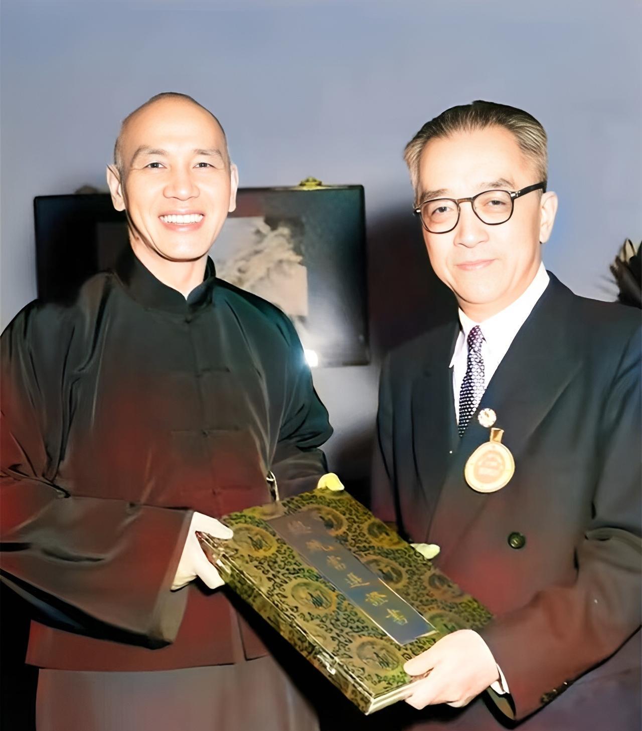 一九五四年，胡适给蒋中正颁发“总统”当选证书。这次，胡适称：虽不满意，但可接受。