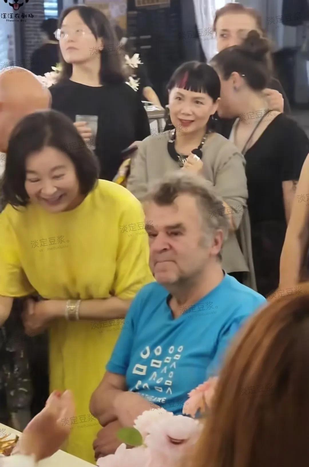 林青霞有点尴尬了。
视频中，看林青霞对外国导演很热情，去给人家敬酒，这导演没理她