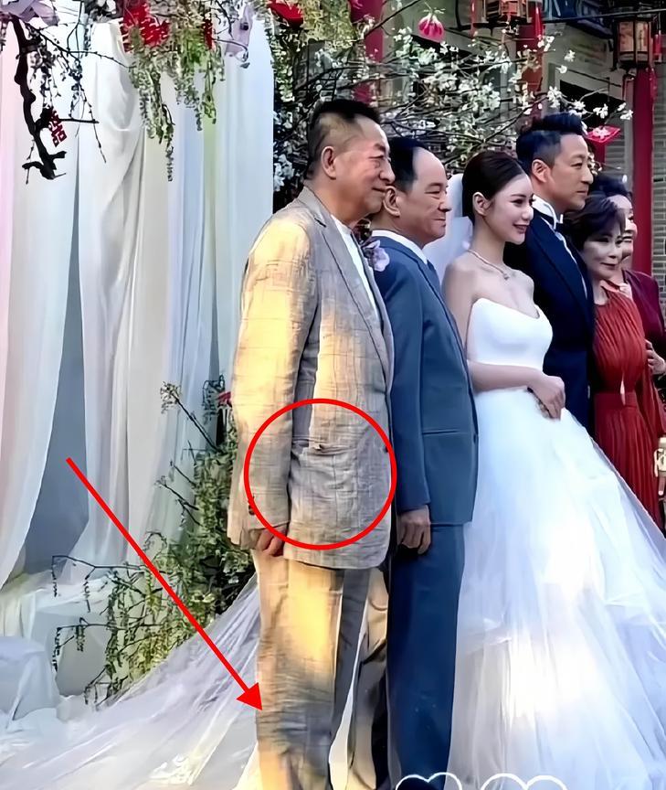 有人说汪爸婚礼上这套西装穷 酸
我笑了，说句不好听的
只有穷人才会这么觉得，这衣