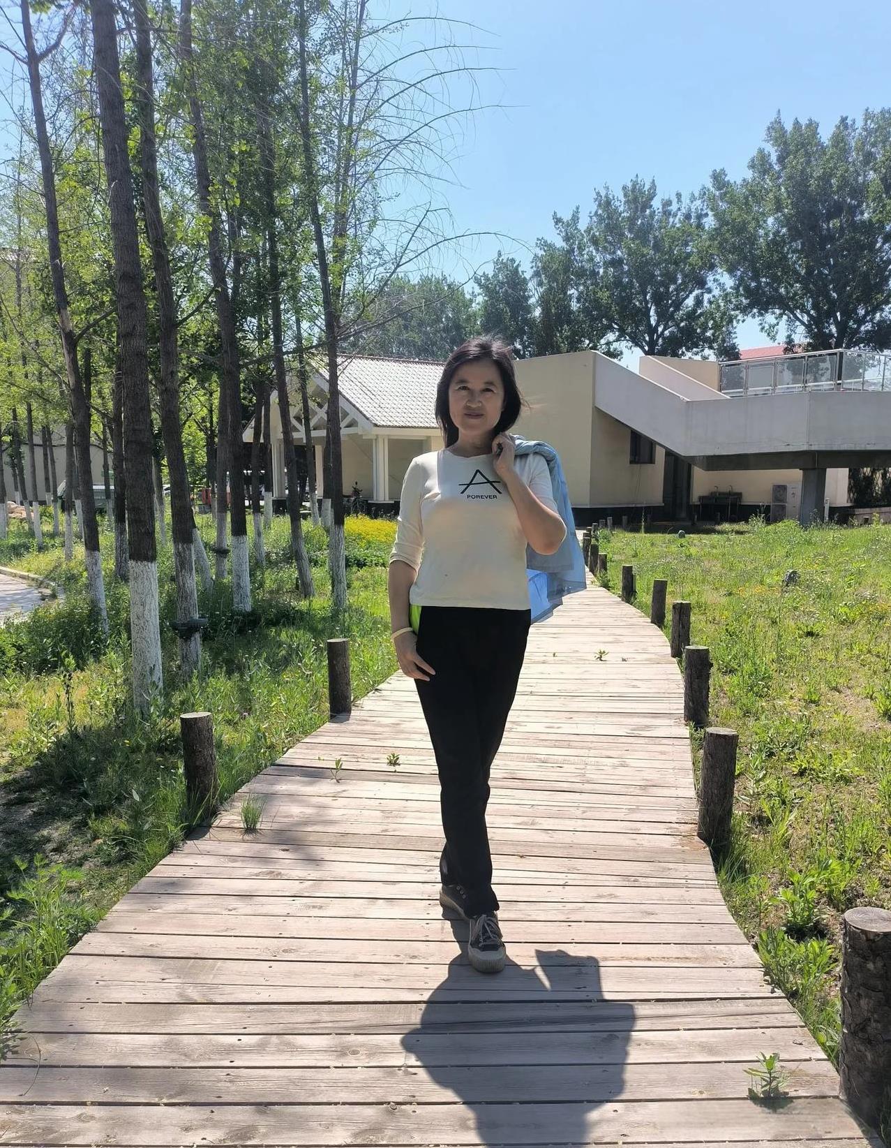 端午节，昨儿买的鸡蛋2.98元一斤，今儿买的丹东久久草莓10元3斤，真给力[耶]