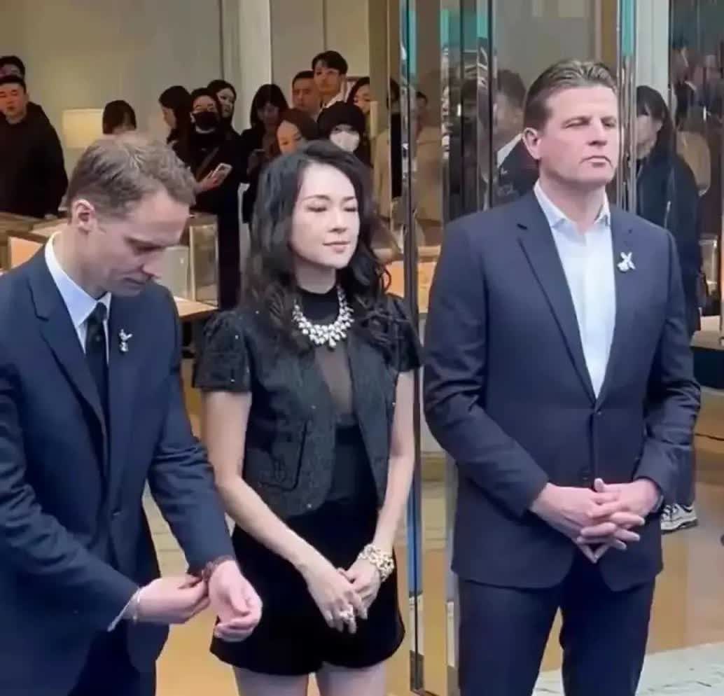 46岁章子怡现身成都，离开美颜滤镜状态好真实，膝盖尤为吸引眼球