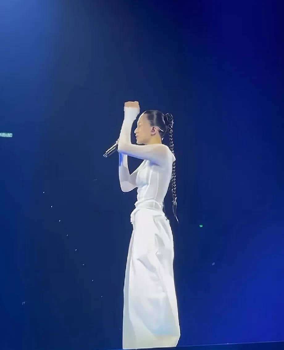 陈奕迅女儿陈康缇澳门演唱会， 虽然听不懂她在唱什么，但是好像徐濠萦。我就说了吧，