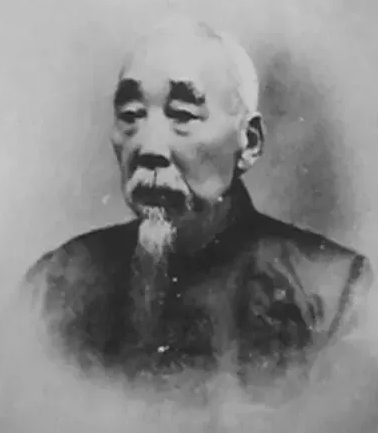 1909年，上海法国公园挂出“华人与狗不得入内”的牌子，引起华人的愤怒，但却无可