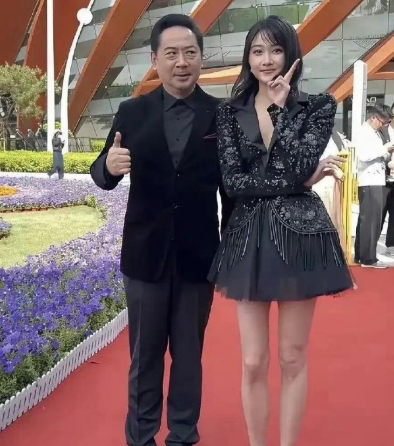 关晓彤估计头都大了这躲还是不躲好啊？ ​​​