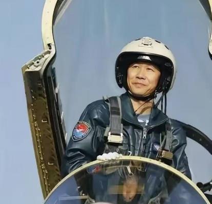 1987年，飞行员徐勇凌驾驶一架歼6战斗机，听错口令，撞上长机，坠毁在云南的深山