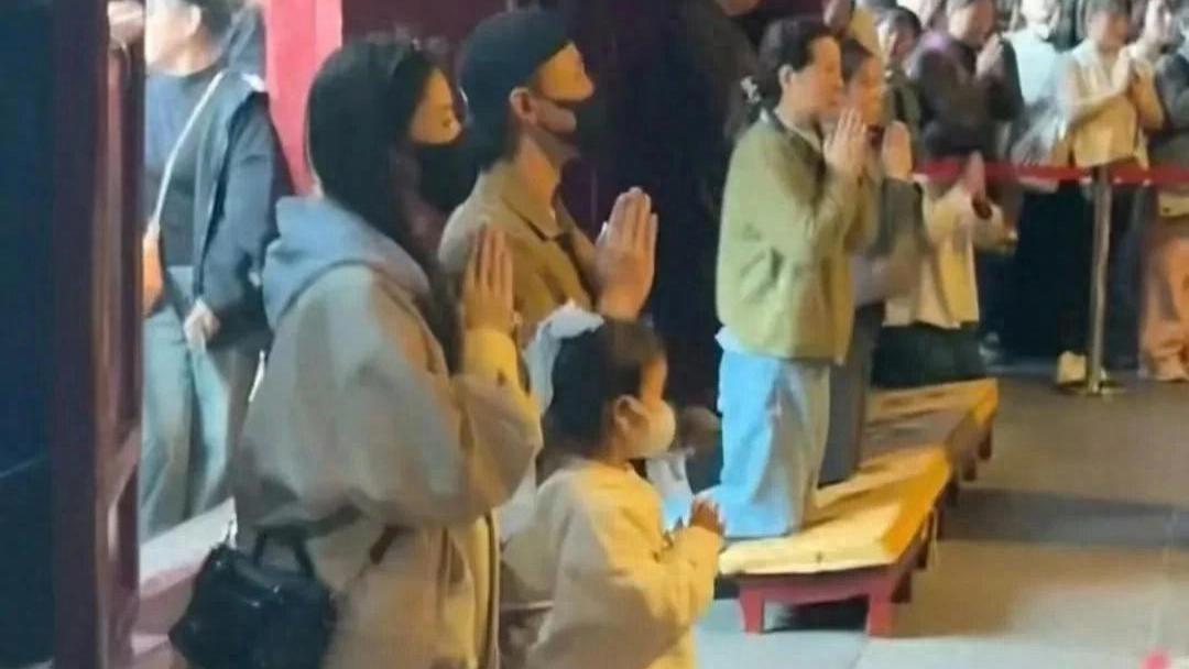 林峯和老婆张馨月在普陀山拜拜被偶遇，背的过时包被嘲笑了