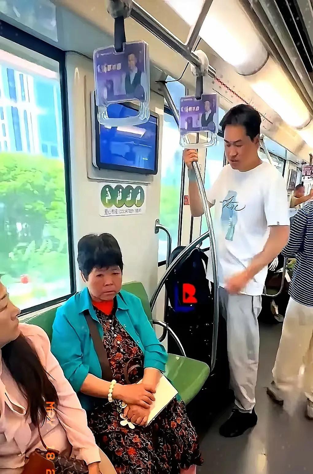 救命！上海地铁又现“炸裂”名场面！绿衣大妈霸道宣言“地铁是我家开的”，硬核驱赶邻