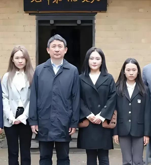 毛主席外孙一家在韶山，这一家子都是高颜值。
这张照片拍摄于清明时节，拍摄地点是韶