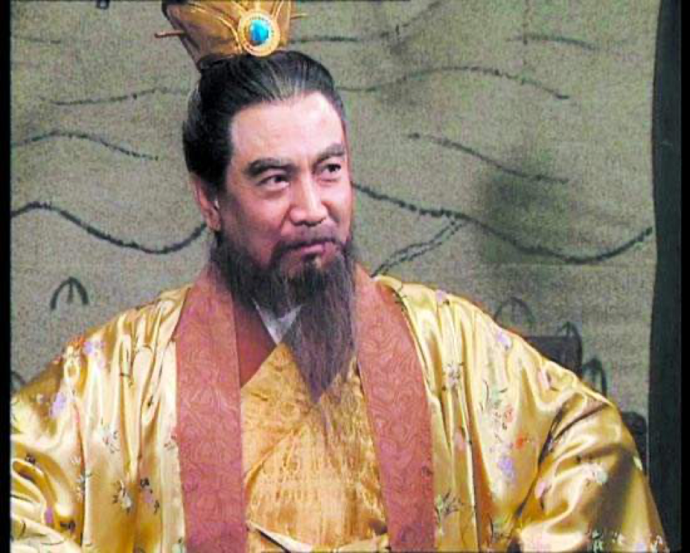 公元216年，曹操看着曹植的妻子崔氏穿着华丽的服饰香气飘飘地从自己面前走过，怒吼