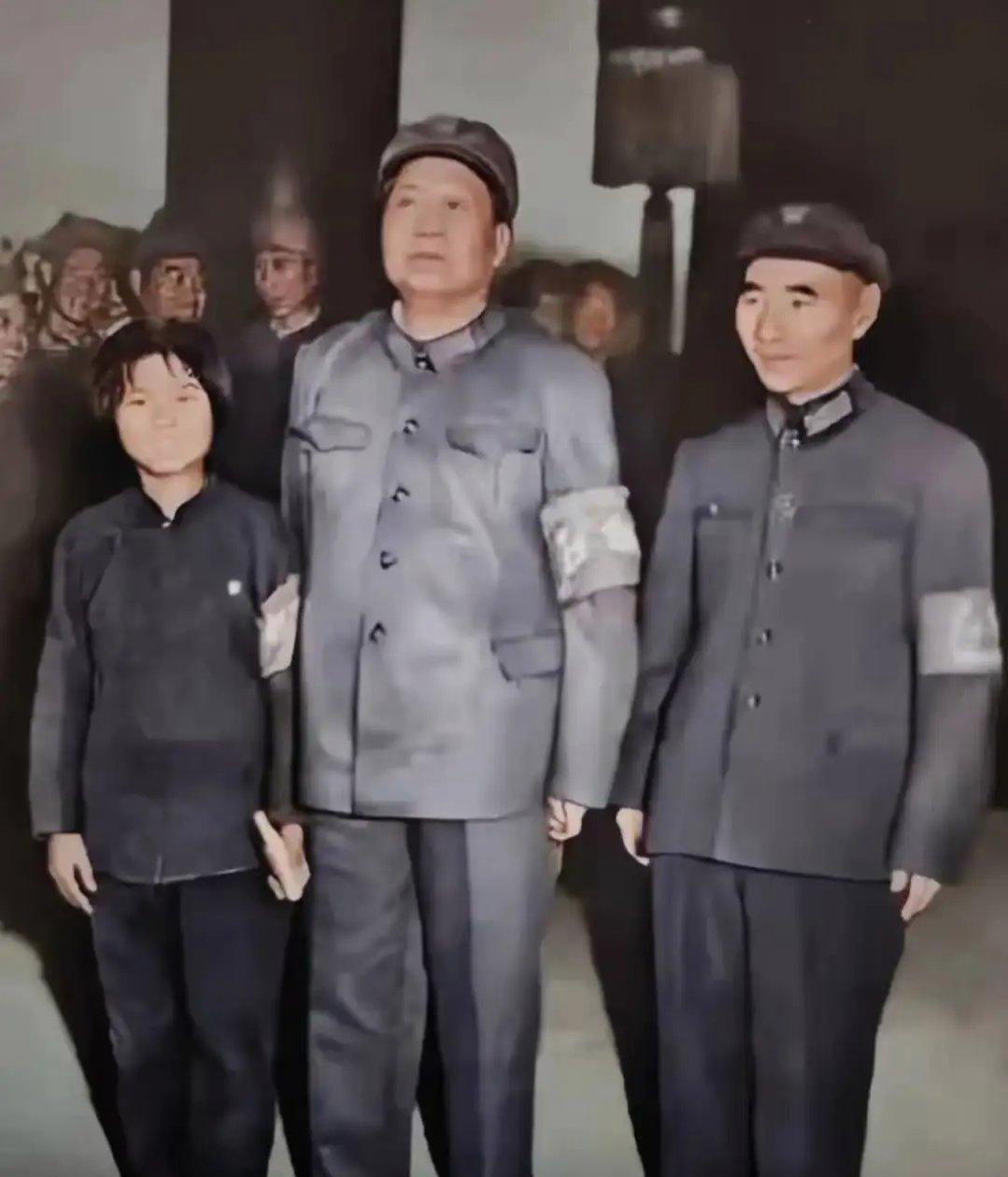 1966年9月15日，13岁的焦守云登上天安门城楼，受到了毛主席和中央其他领导同