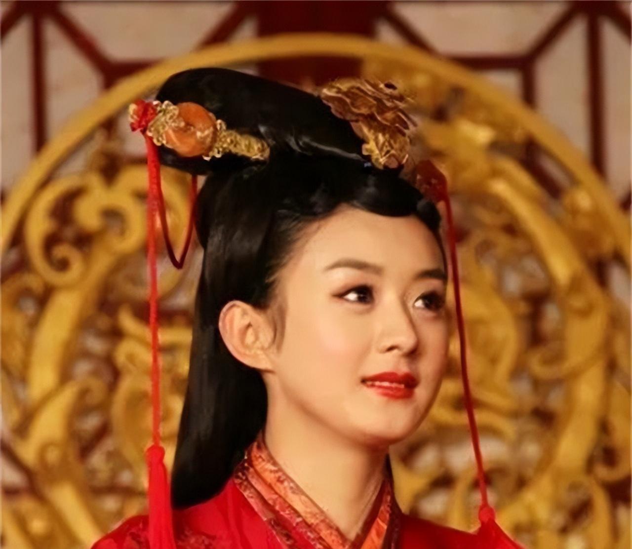 胡太后把毒酒端到19岁的皇帝元诩面前，元诩不喝，胡太后硬生生灌了下去，冷笑说： 