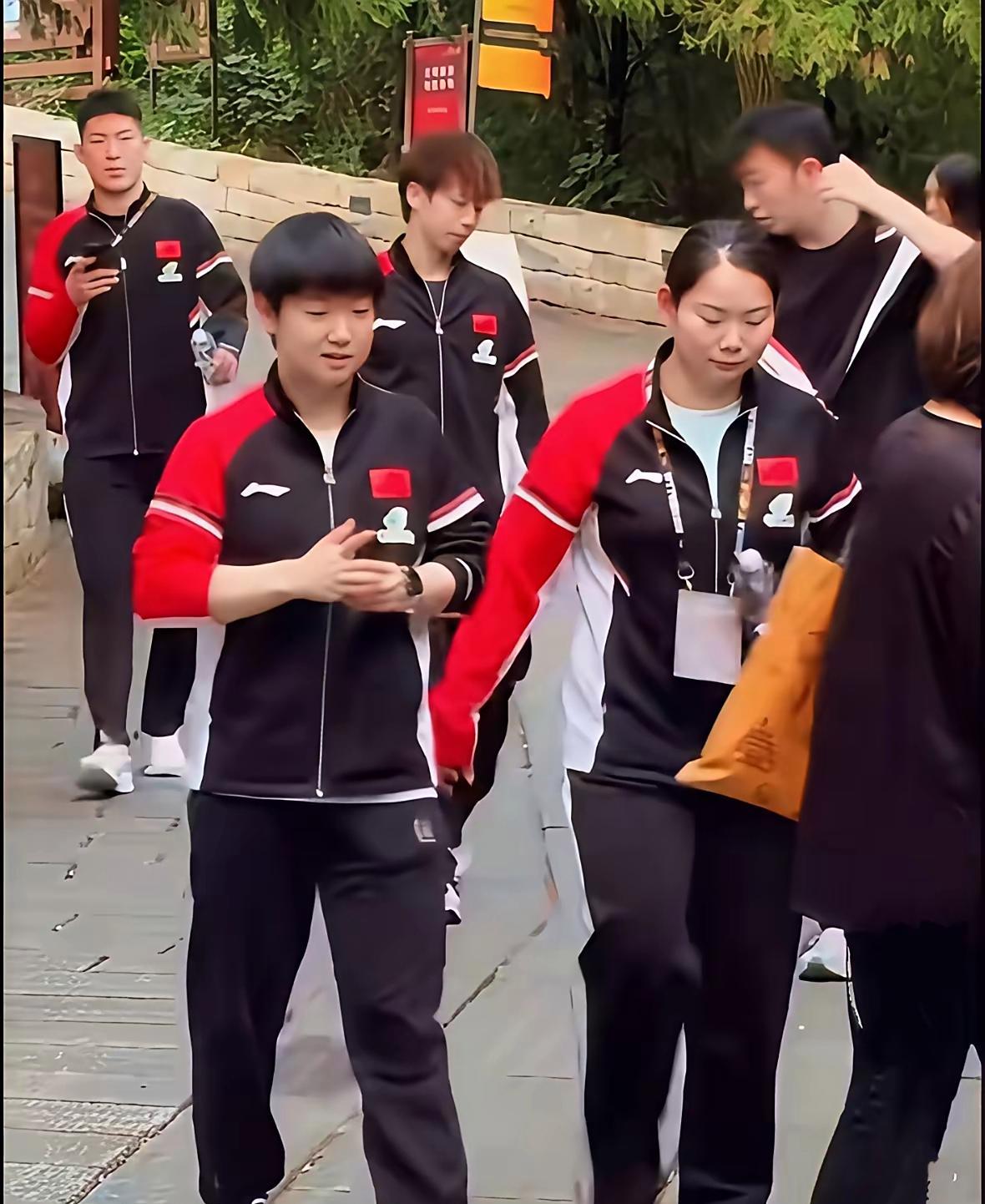 好家伙！法海寺下山队友能溜达，孙颖莎竟被勒令必须上车！
 
这哪是区别对待啊！你