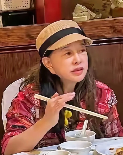 最近，网上写刘晓庆的八卦有点多，我觉得刘晓庆的人生堪称悲凉。

结婚四次，没有自