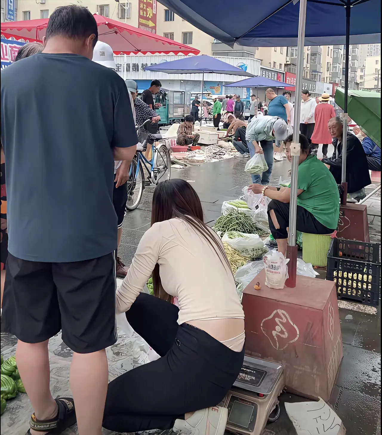 集市上逛逛，热热闹闹的生活氛围，烟火气息里藏着生活的糖，人间烟火气最抚凡人心