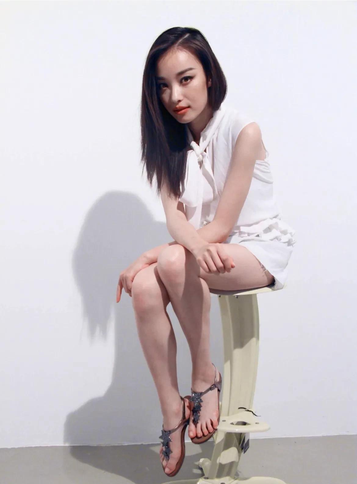 倪妮，170cm，优雅坐姿，轻盈气质。