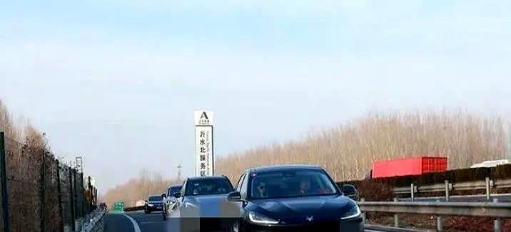 过来人血泪总结：伺候电动爹上高速，续航显示就跟渣男承诺似的——听着美好，信了准掉