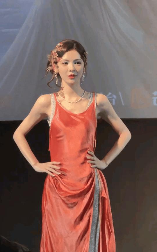 穿成这样营业，有观众买账吗？即使有王思聪前女友这个身份，也无济于事吧？
好久没有