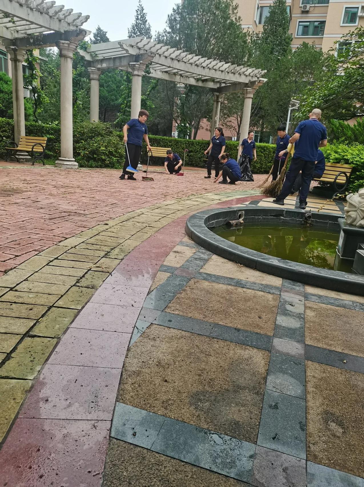 忍不住为他们点赞
住高档小区优越感
是她们给的。
还有哪个小区物业人员比她们还认