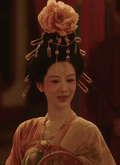 这妆造也几乎一模一样啊。
我觉得还是新丽的审美有点过于网红。 ​​​