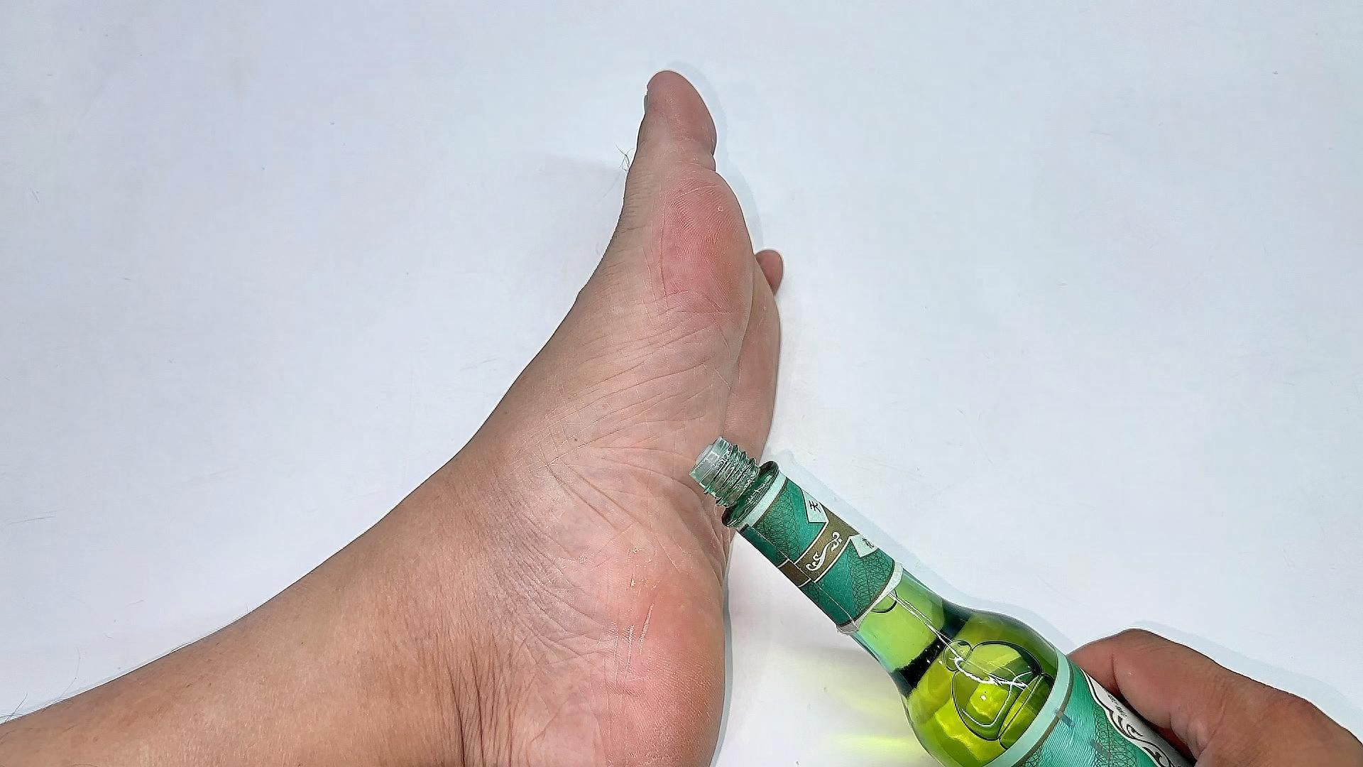 睡觉前把花露水抹在脚底，作用太厉害了，解决很多人的大烦恼！