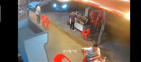 湖南耒阳一个烧烤店
4月19号，一个烧烤师傅被前来吃饭的人，用塑料凳子给砸了，