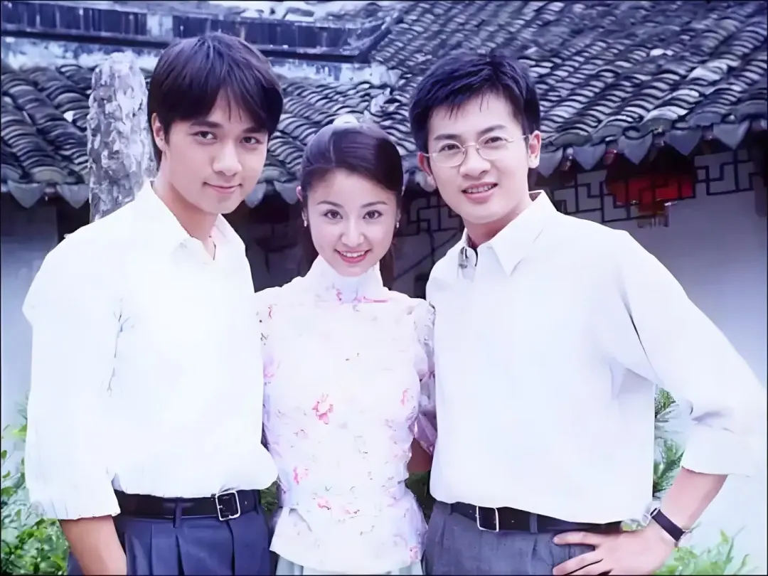 听说又要翻拍《情深深雨濛濛》
韩雪演依萍，杨紫演如萍，至于渣男何书桓，是刘恺威。