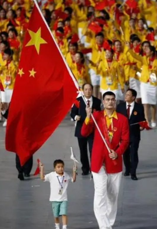 2008年，北京奥运开幕式上，张艺谋盯着镜头，发现中国队只有姚明一个人举着红旗在