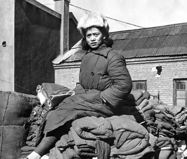 1943年常德之战，周咏南带领女兵们抵挡住了日军15次猛烈进攻，子弹打光后，三个