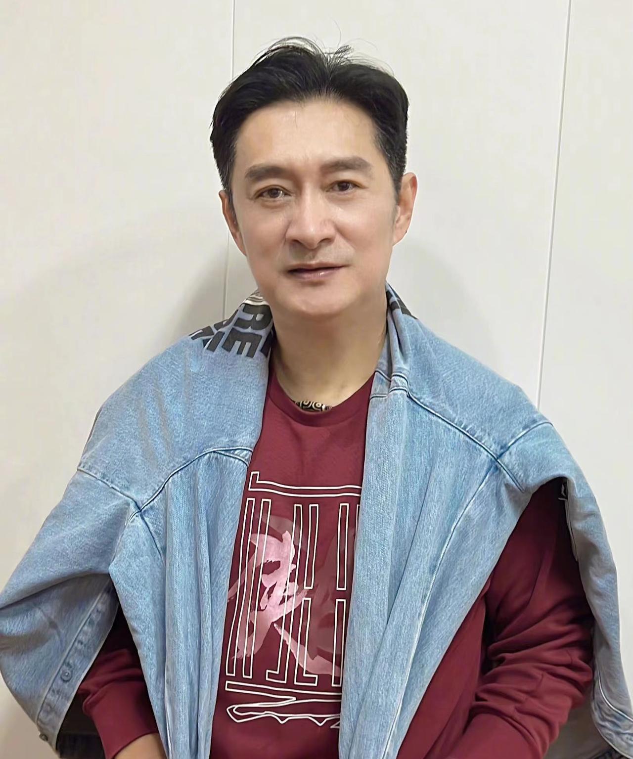 黄安在他60岁生日当天，带上全家老小，连夜把台北家中的物品收拾得干干净净，不管是